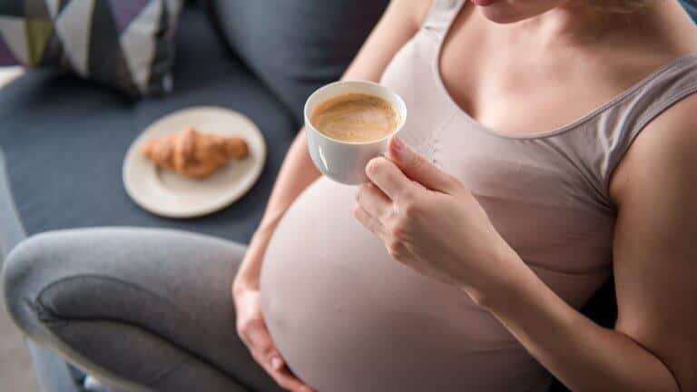 Can pregnant women drink coffee with milk